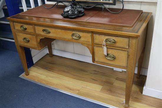 An Edwardian inlaid satinwood writing table, W.136cm